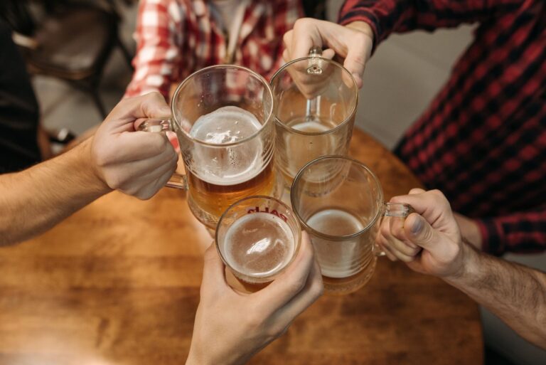 Ein Glas Bier neben Sportausrüstung als Symbol für Alkohol und Training