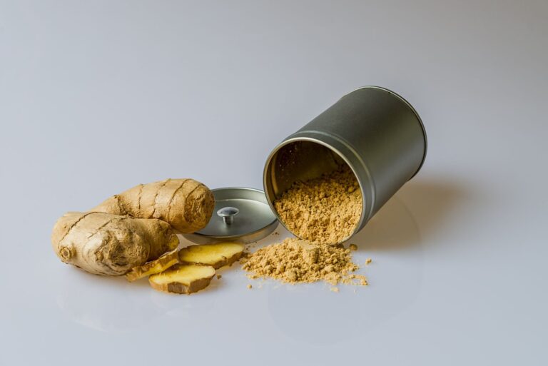 Ashwagandha-Wurzel und Pulver in einer Holzschale auf einem Tisch