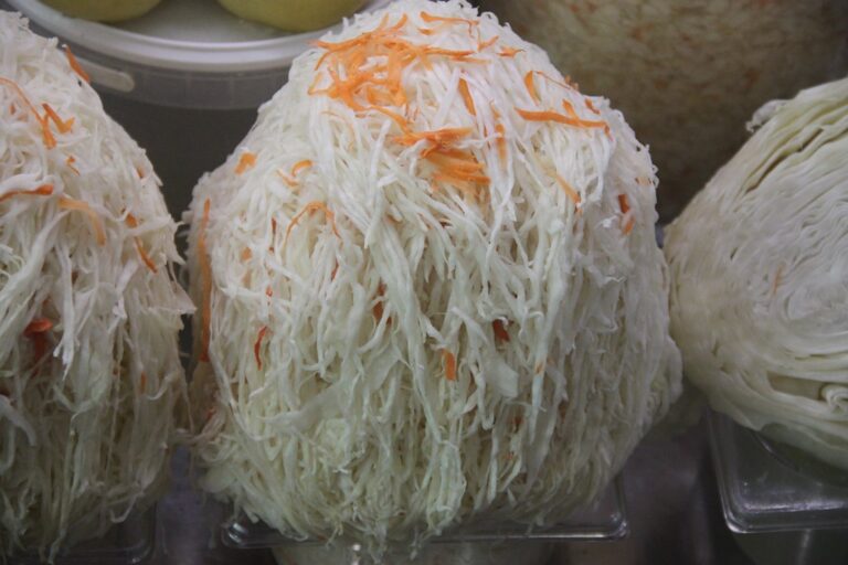 Frisch fermentiertes Sauerkraut mit Karottenraspeln auf einem Markt – fermentierte Lebensmittel für die Darmgesundheit