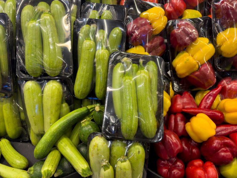Frisches Gemüse und unverarbeitete Lebensmittel im Kontrast zu verpackten Fertigprodukten