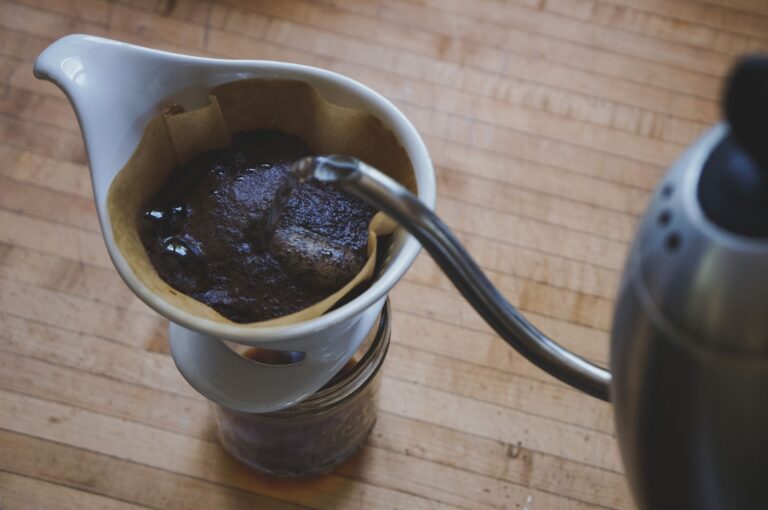 Filterkaffee wird per Pour-over mit heißem Wasser über einen Papierfilter aufgegossen