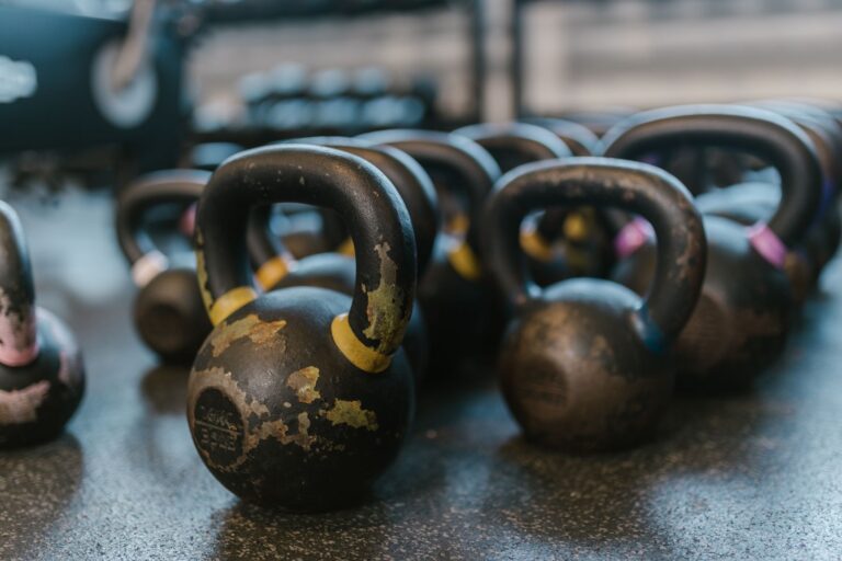 Kettlebell aus Gusseisen auf einem Holzboden vor dem Training