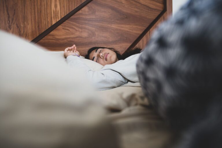 Person schläft ruhig im Bett – Symbolbild für Melatonin und Schlaf ab 35