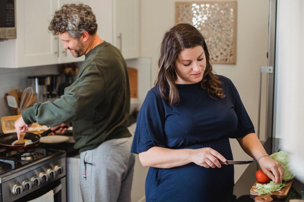 Mann und Frau bereiten gemeinsam eine gesunde Mahlzeit in der Küche zu