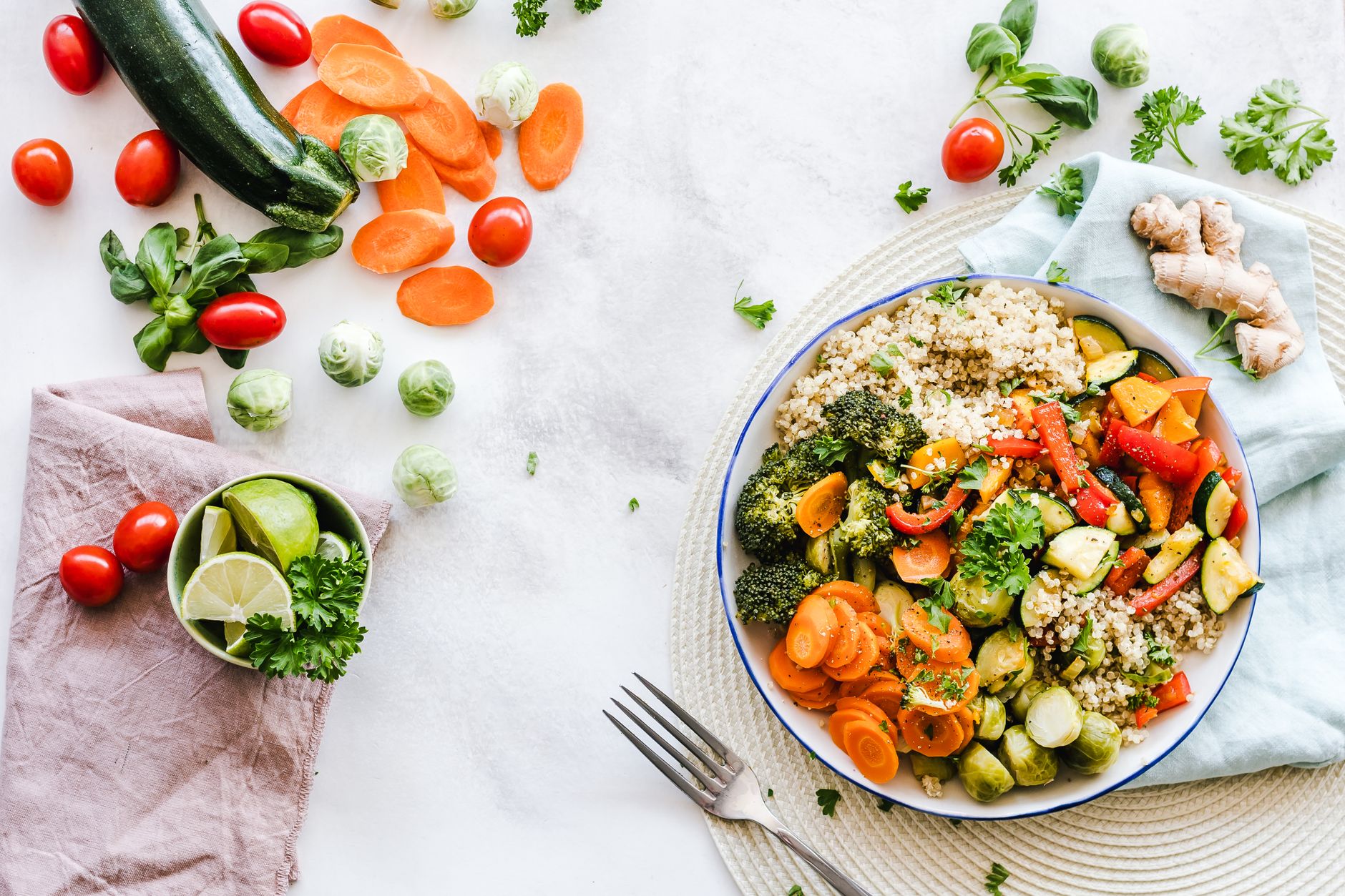 Bunte Bowl mit Gemüse, Quinoa und frischen Zutaten von oben