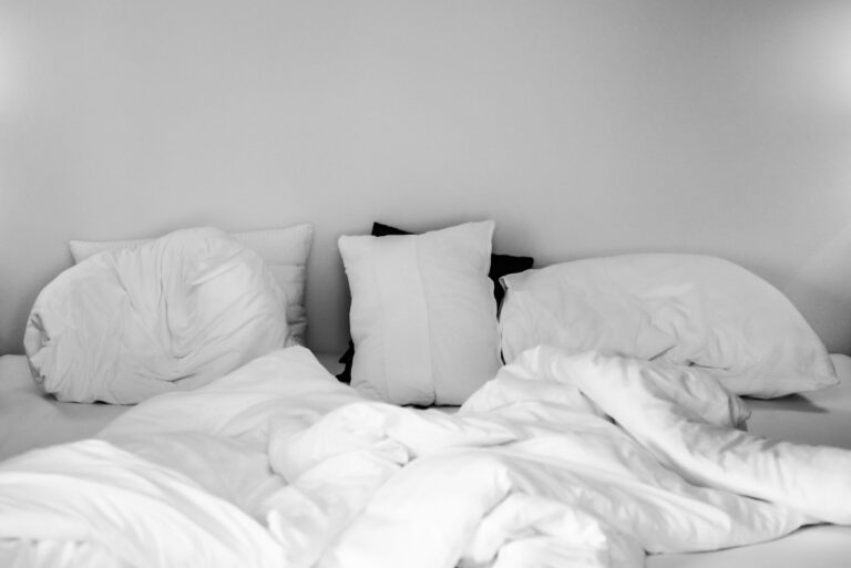 Helles Schlafzimmer im Morgenlicht – Schlaf als Grundlage für Regeneration und Training