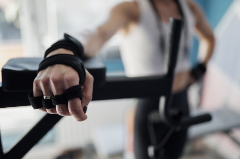 Sportlicher Mensch bereitet sich im Fitnessstudio auf ein Krafttraining vor – Sinnbild für Schnellkraft-Training ab 35