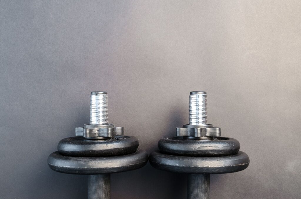 Verstellbare Kurzhanteln auf dem Boden eines Home-Gyms
