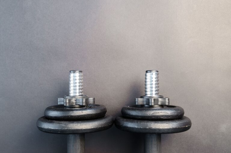 Verstellbare Kurzhanteln auf dem Boden eines Home-Gyms