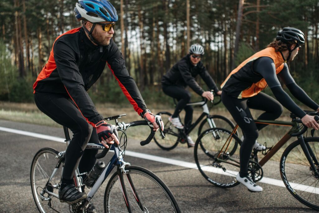 Radfahrer trainiert Ausdauer auf einer Landstraße als Sinnbild für Herz-Kreislauf-Fitness