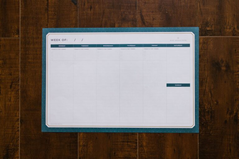 Trainingsplanung mit Kalender und Sporttasche für Berufstätige