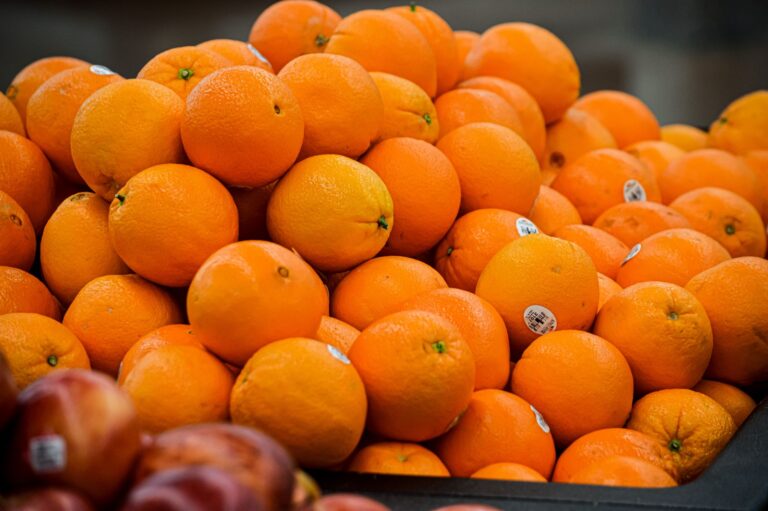 Frische Orangen am Marktstand – Zitrusfrüchte als natürliche Vitamin-C-Quelle
