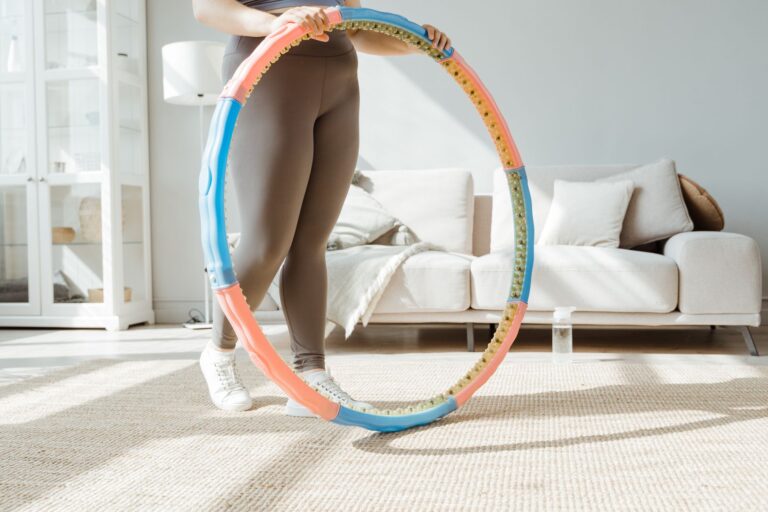 Gewichteter Fitness-Reifen (Hula-Hoop) mit Massagenoppen im Wohnzimmer – Training für Taille und Rumpf