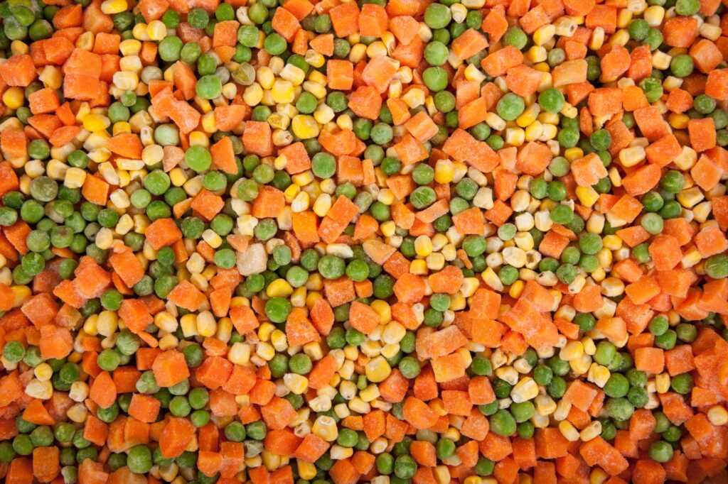 Tiefgekühlter Gemüsemix aus Karotten, Erbsen und Mais in Nahaufnahme