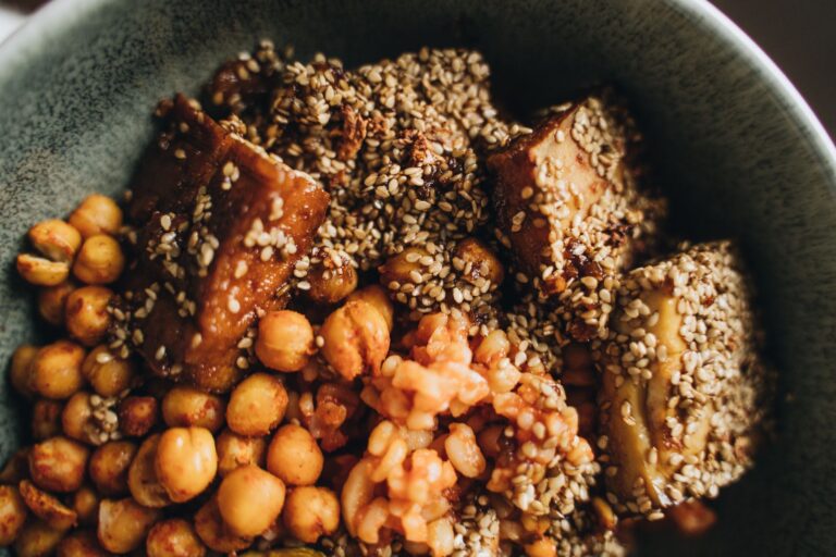 Schüssel mit gebratenem Tofu, gerösteten Kichererbsen und Sesam als pflanzliche Proteinquelle
